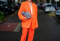 Alexandra Lapp sladila outfit do oranžové a doplnila ho kabelkou se zebrovaným vzorem