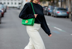 Zářivý detail v podobě zelené kabelky je aktuálně velmi trendy záležitostí, což ví i Aline Kaplan
