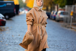 Amelie Stanescu neotřele zkombinovala klasický béžový kabát