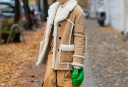 Zářivě zelená kabelka a s ní sladěné náušnice – to jsou oblíbené detaily Soniy Lyson.