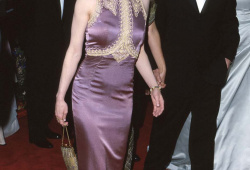 Fialové hedvábné šaty L'Wren Scott si Renée Zellweger oblékla na svůj první oscarový večer v roce 1999.