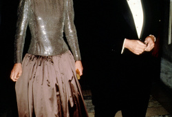 1986

Jackie po boku byznysmana Maurice Tempelsmana.