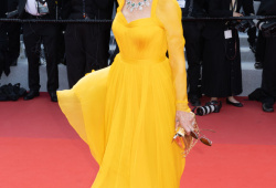 Na žlutou barvu vsadila také v Cannes.