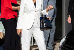 V tomto outfitu dorazila Helen Mirren na filmový festival v Cannes v loňském roce.