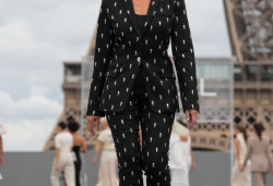 Na podzim loňského roku se Helen Mirren prošla po přehlídkovém mole, a to během pařížského fashion weeku. 