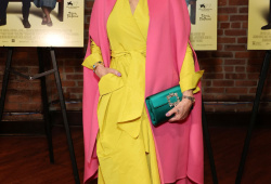 Výrazné barvy Helen Mirren sluší. 