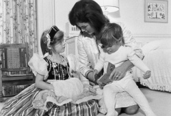 1962

Jacqueline Kennedy v obklopení svých dětí.