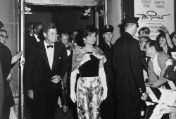 1962

V National Theatre ve Washingtonu v doprovodu svého muže. 