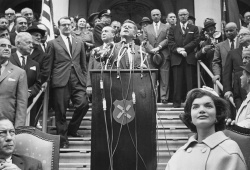 1960

Jackie Kennedy podporovala svého manžela během prezidentské kampaně.