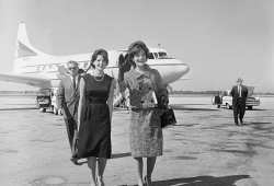 1961

Jackie Kennedy se svou sekretářkou na letišti ve West Palm Beach.