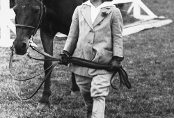 1934

Malá Jaqueline Bouvier se svým poníkem.