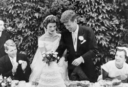 1953

Na svatební hostině nechyběl ani svatební dort.