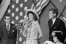 1962

Jackie Kennedy se nebála ani mikrofonů.