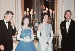1961

Ve společnosti královny Alžběty II. a prince Philipa.