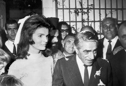 1968

V tomto roce se Jackie provdala za Aristotela Onassise, řeckého milionáře. 