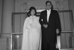 1961

S manželem Johnem Kennedym před Bílým domem.