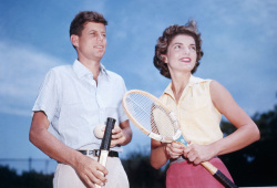 1953

Snoubenci rádi hráli tenis.