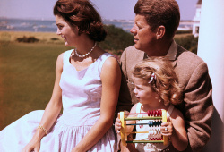1960

Jackie, John a Caroline ve svém domě.