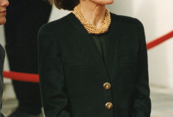 1993

Jaqueline Kennedy Onassis na slavnostním otvírání John F. Kennedy Library v Bostonu.