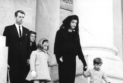 1963

Pravděpodobně jedna z nejtěžších chvil v životě Jackie - pohřeb milovaného manžela. 
