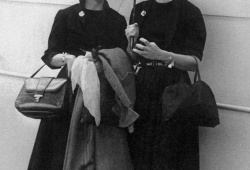 1951

Se svou sestrou Caroline Lee Bouvier.